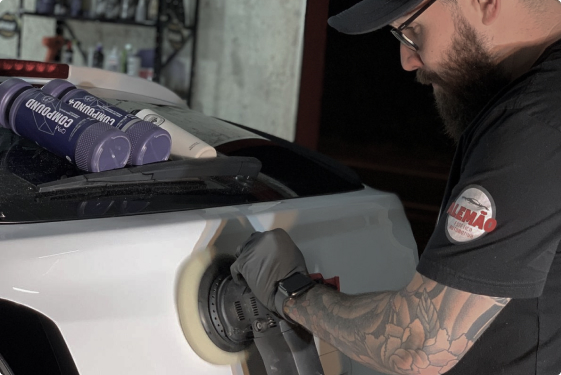 imagem do alemão polindo um carro